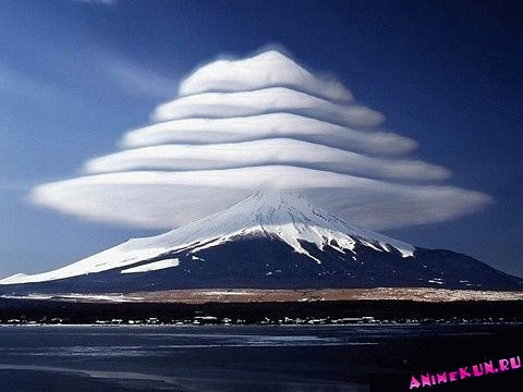 Лентикулярные облака над горой Фудзи, Япония.
